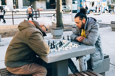 高齢者と若者のチェス